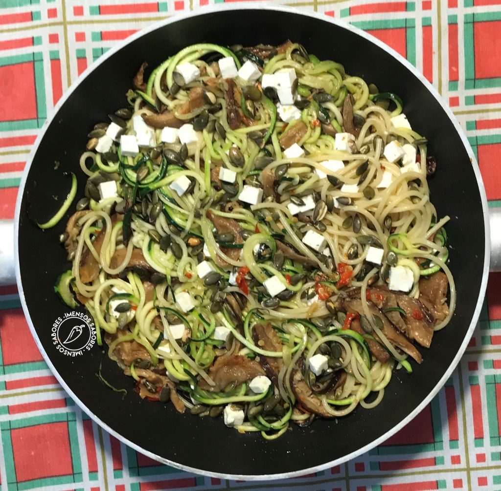Espaguete com abobrinha (courgette) e cogumelos