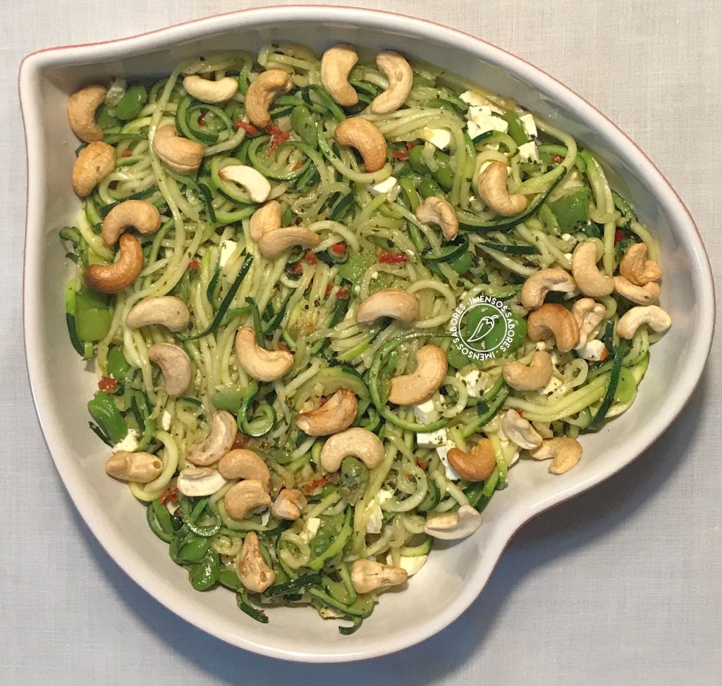 Espaguete de courgette (abobrinha) com favas, castanhas de caju e queijo feta