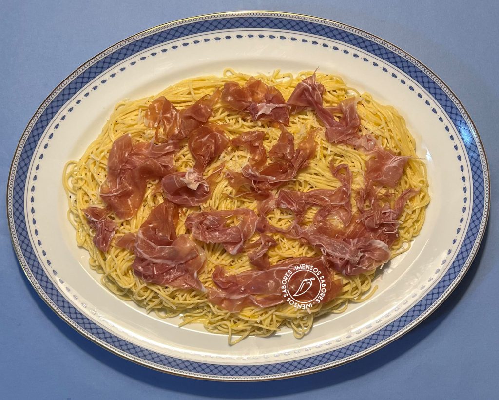 Espaguete ao molho de limão e prosciutto di parma