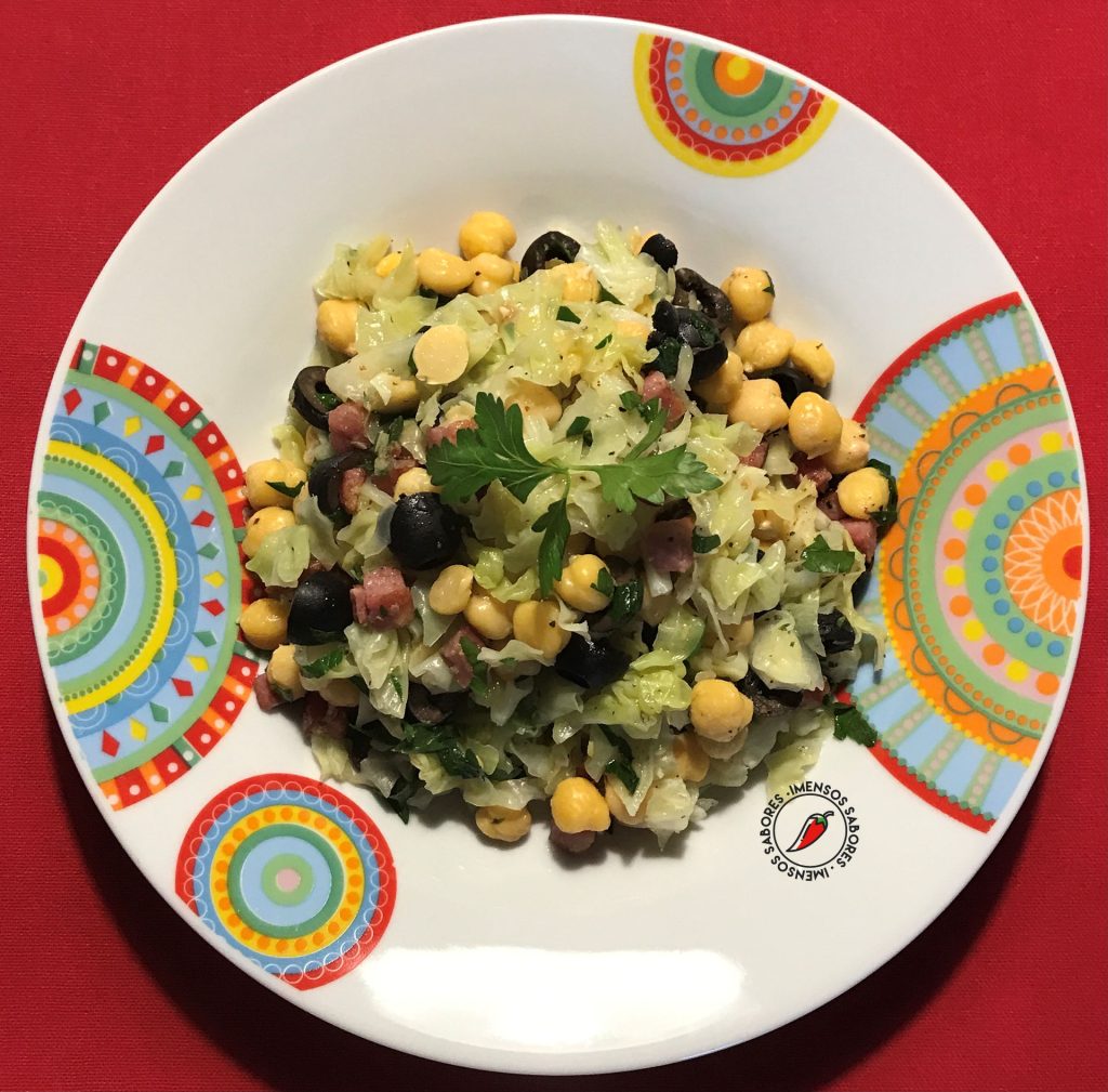 Salada morna de couve-lombarda com grão-de-bico e bacon magro