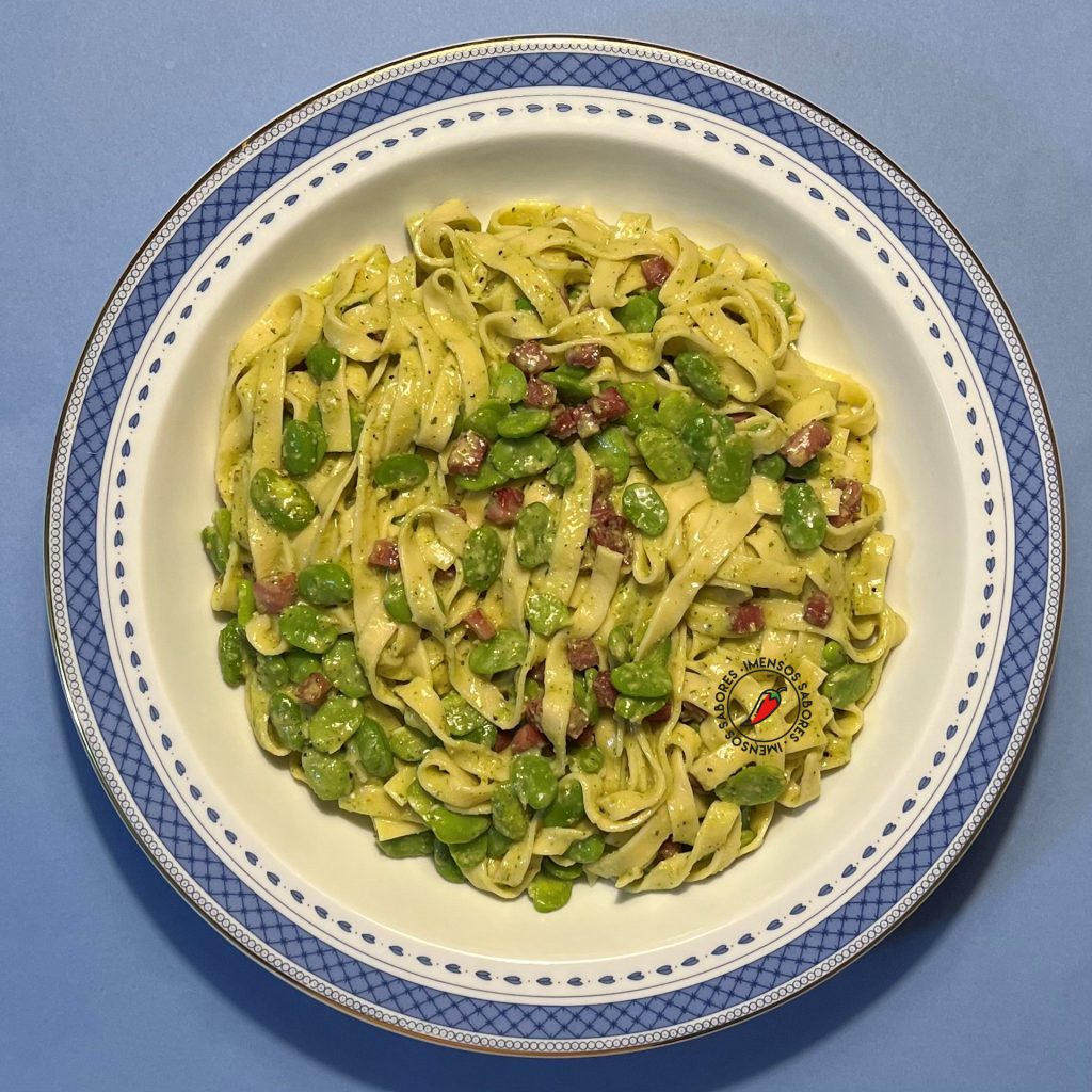 Talharim com favas e bacon