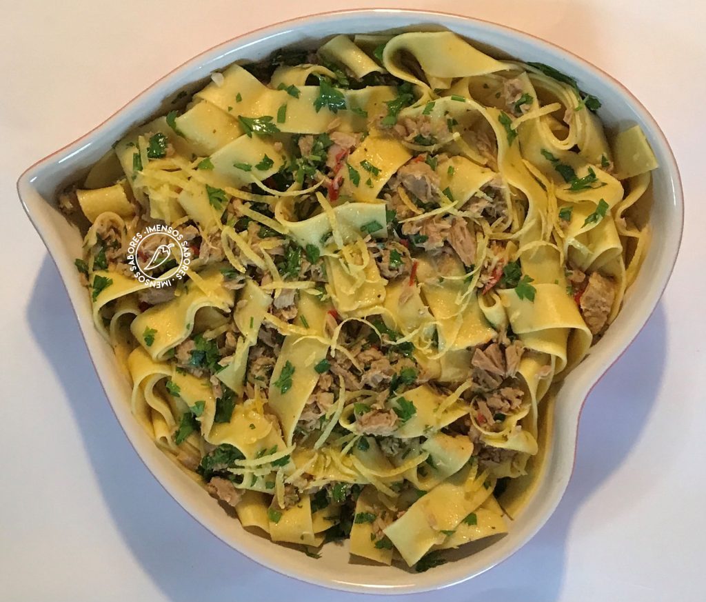 Fettuccine com alho, azeite, atum e raspas de limão