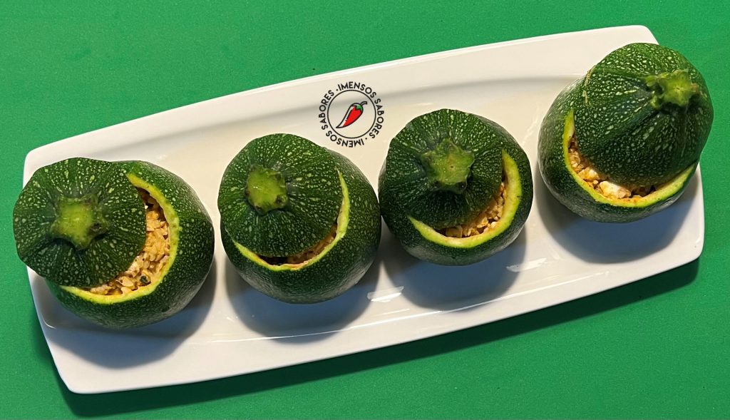 Courgette (abobrinha) recheada com atum, bulgur e queijo feta