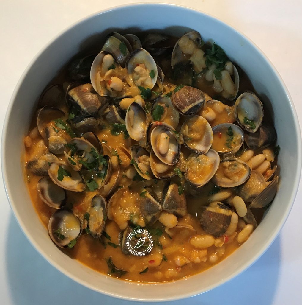 Amêijoas (vôngole) com feijão branco