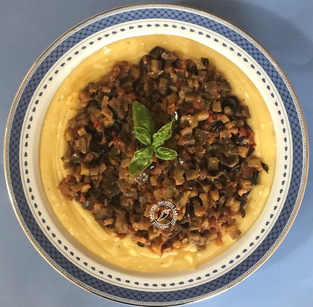 Polenta cremosa com ragu de beringela e anchovas