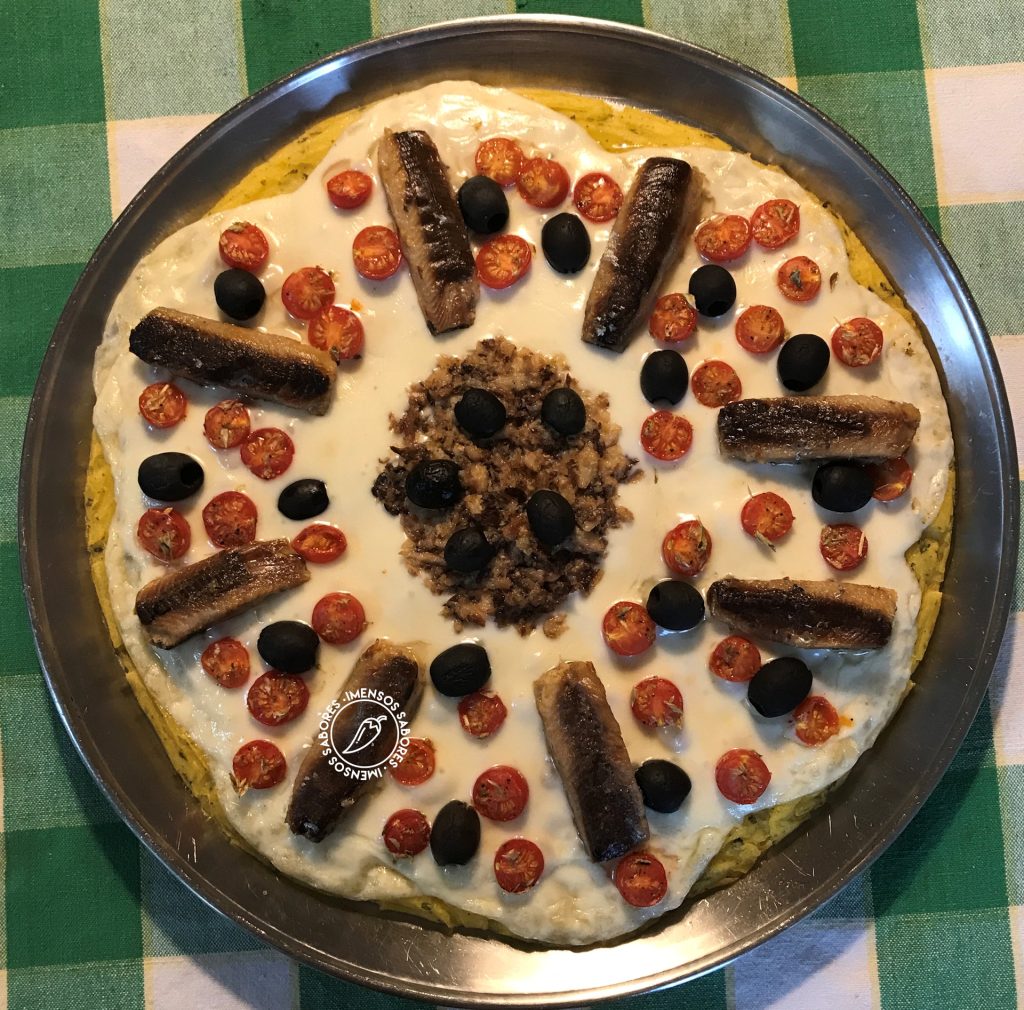 Pizza de polenta crocante com sardinha em conserva