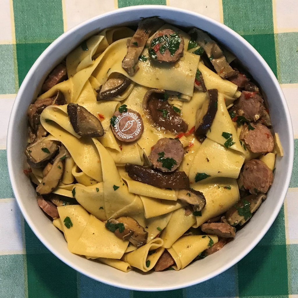 Pappardelle com linguiça de porco e cogumelo shitake