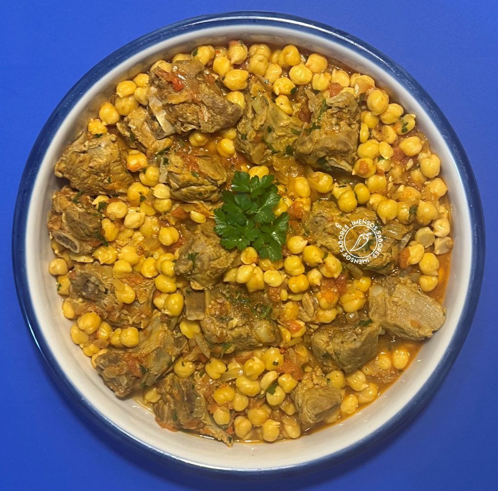 Guisado de costelinha de porco com grão-de-bico