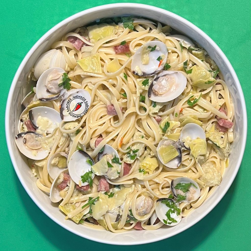 Massa com alcachofra, amêijoas (vôngole) e bacon