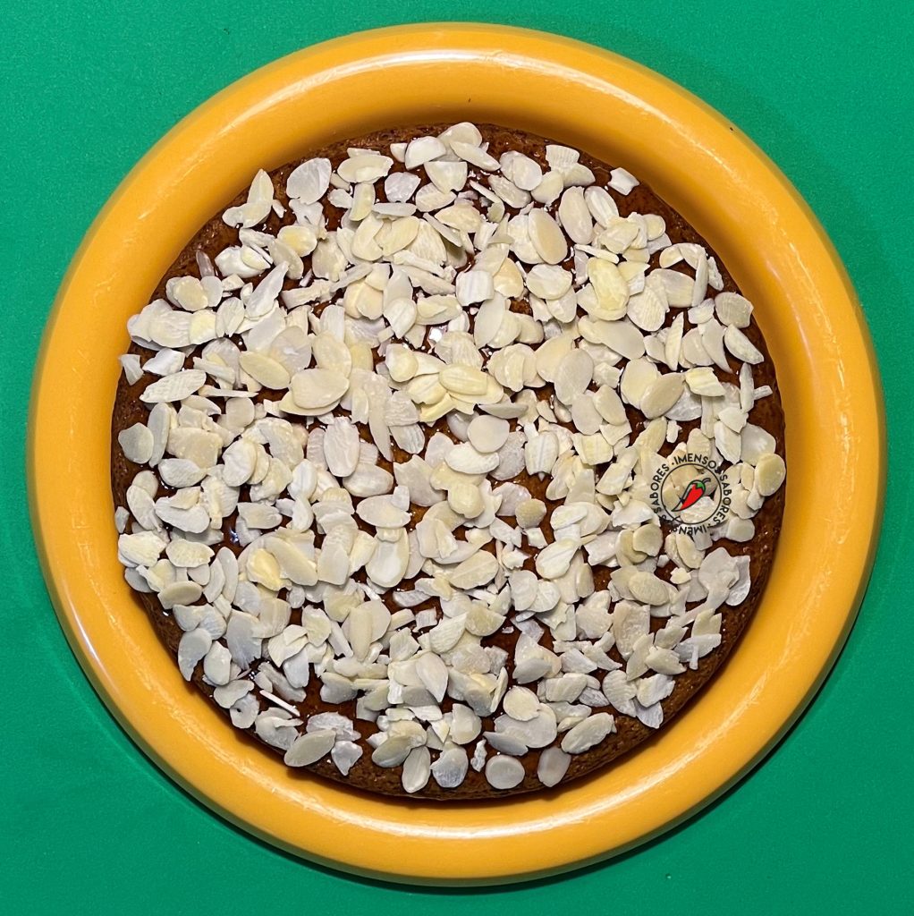 Bolo de iogurte com mel e cardamomo