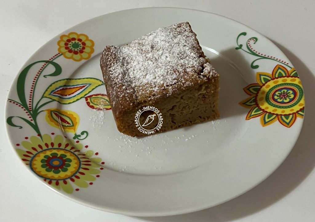 Bolo gelado cremoso de farinha de milho (fubá)