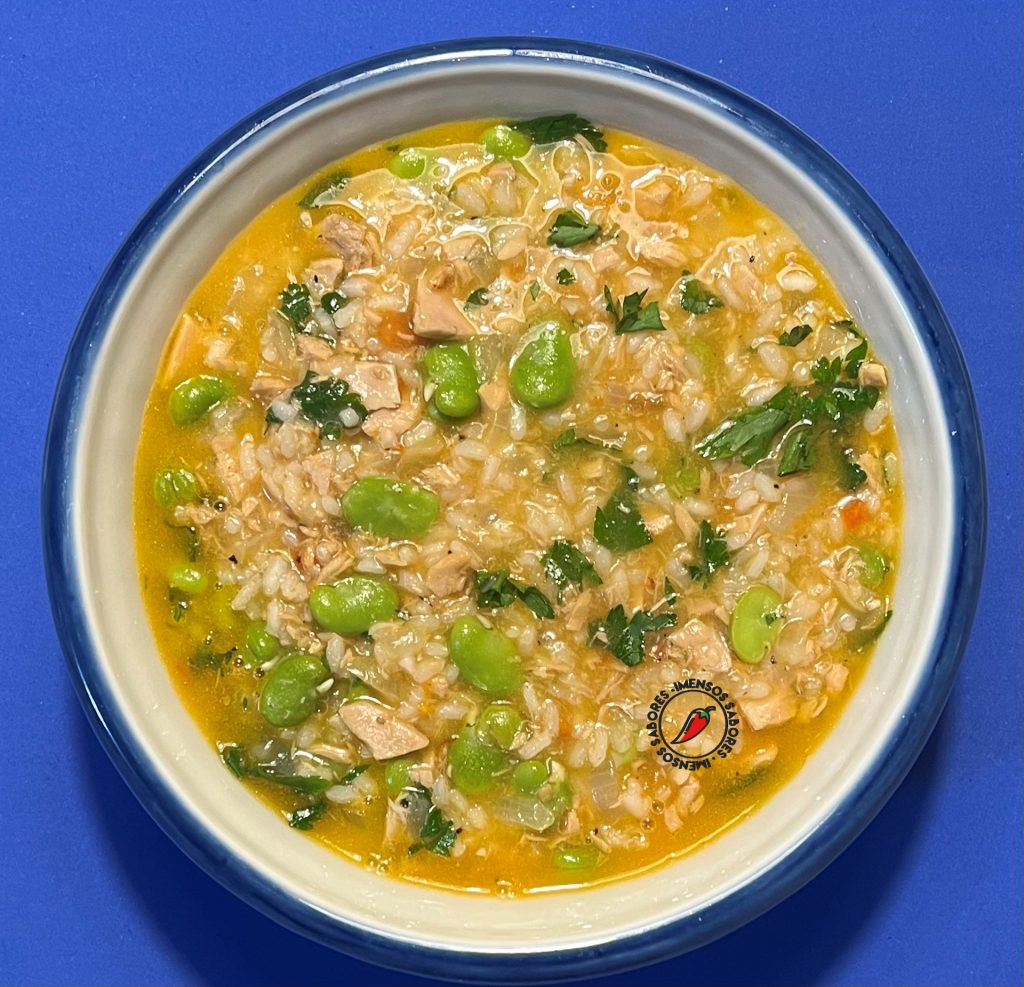 Arroz caldoso com atum, tomate e favas