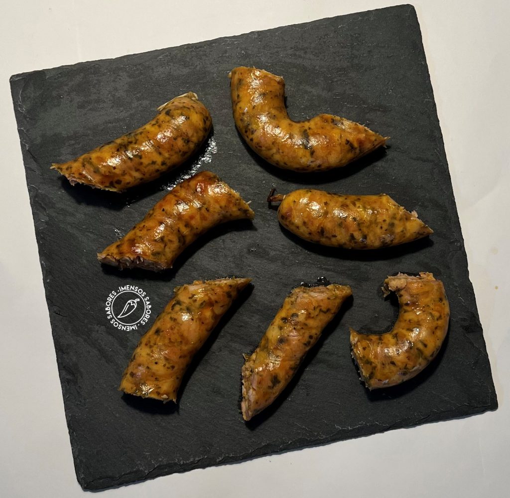 Linguiça caseira de frango com gengibre e hortelã