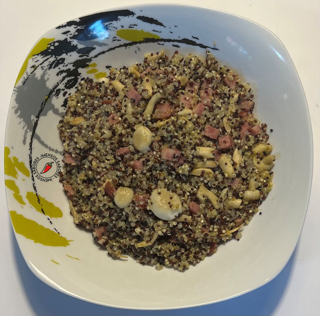 Quinoa tricolor com cogumelos shimeji e bacon