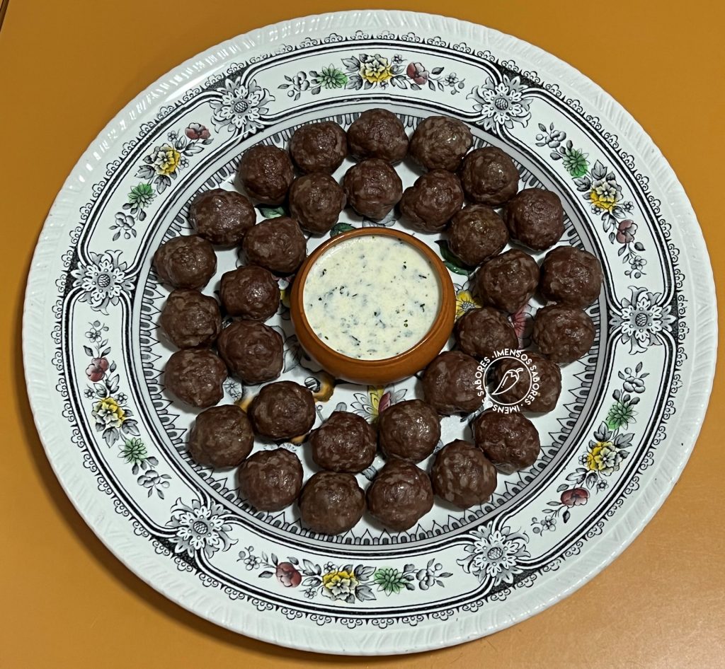 Almôndegas de cordeiro (borrego) com sabores orientais