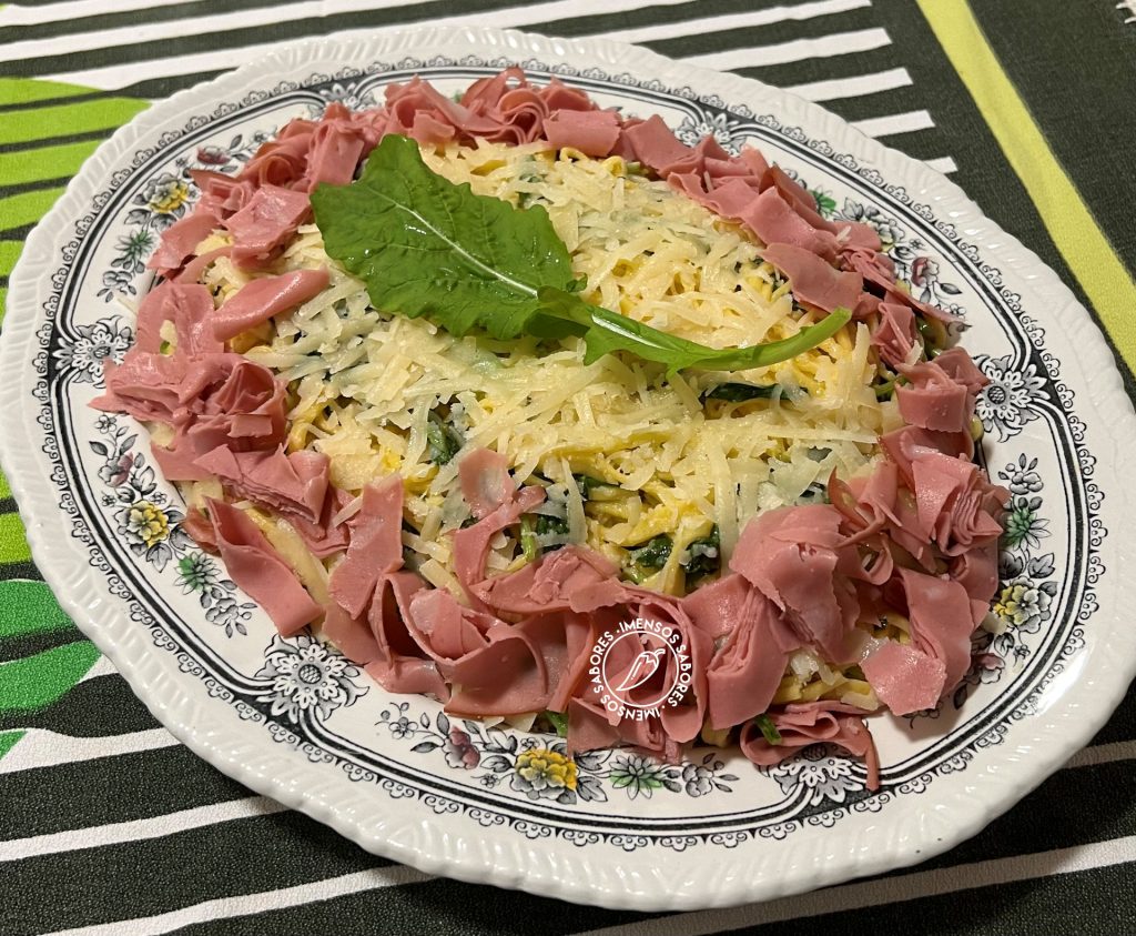 Espaguete com rúcula e mortadela