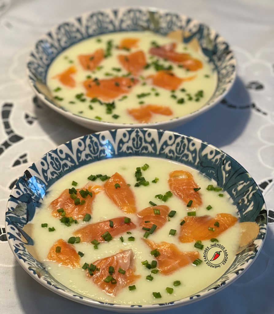 Sopa fria de melão com salmão defumado