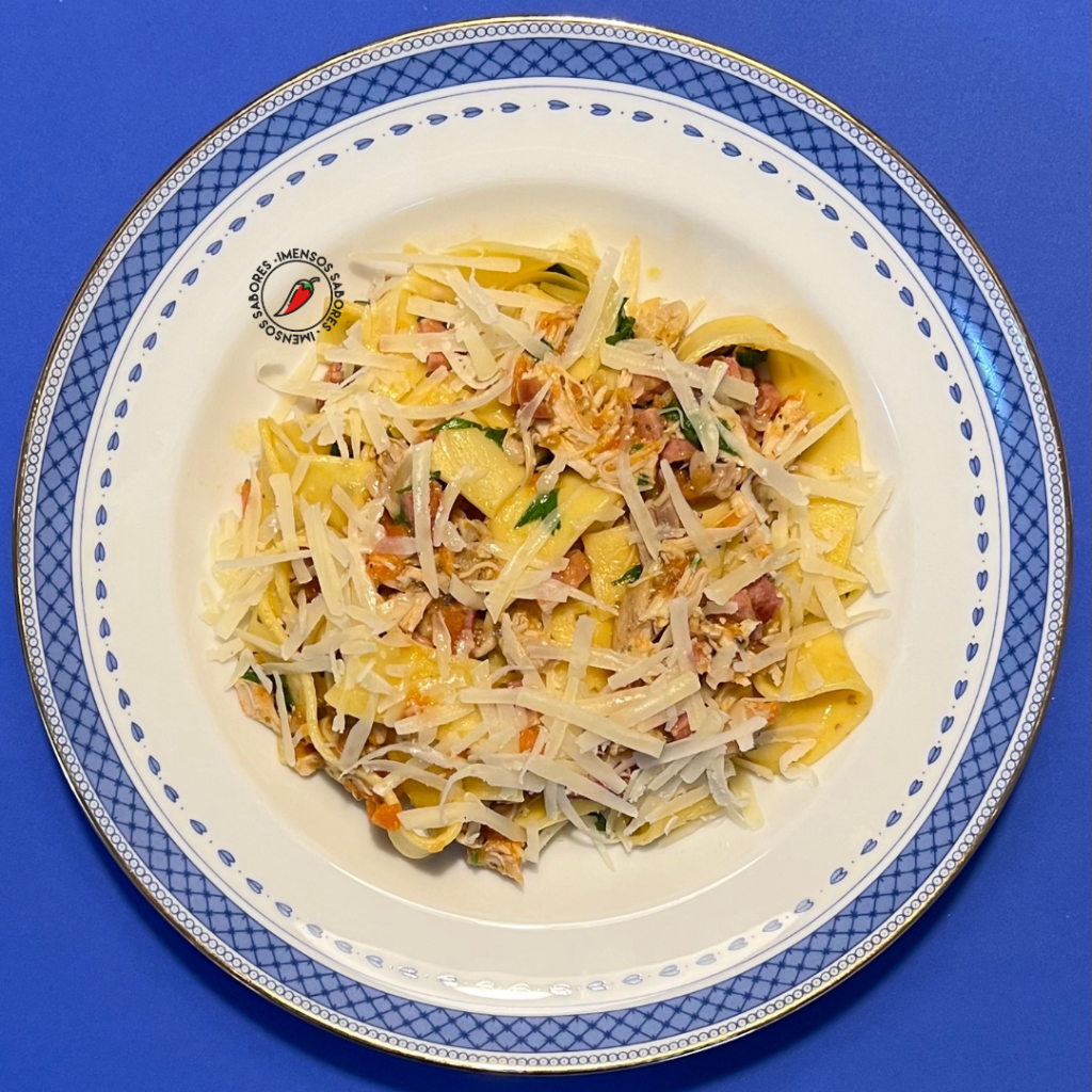 Fettuccine com frango e bacon