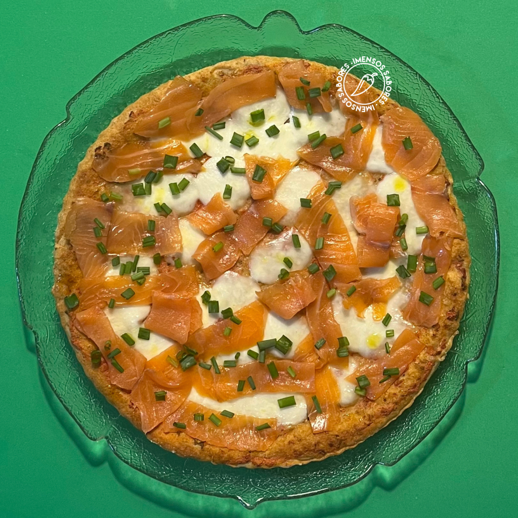 Pizza com mozarela de búfala e salmão defumado