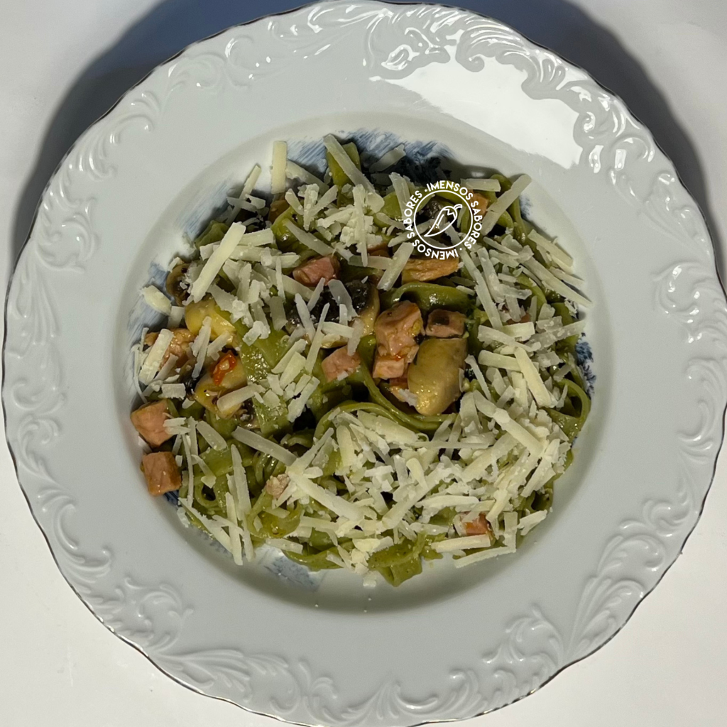 Macarrão caseiro de espinafre com cogumelos e presunto cozido
