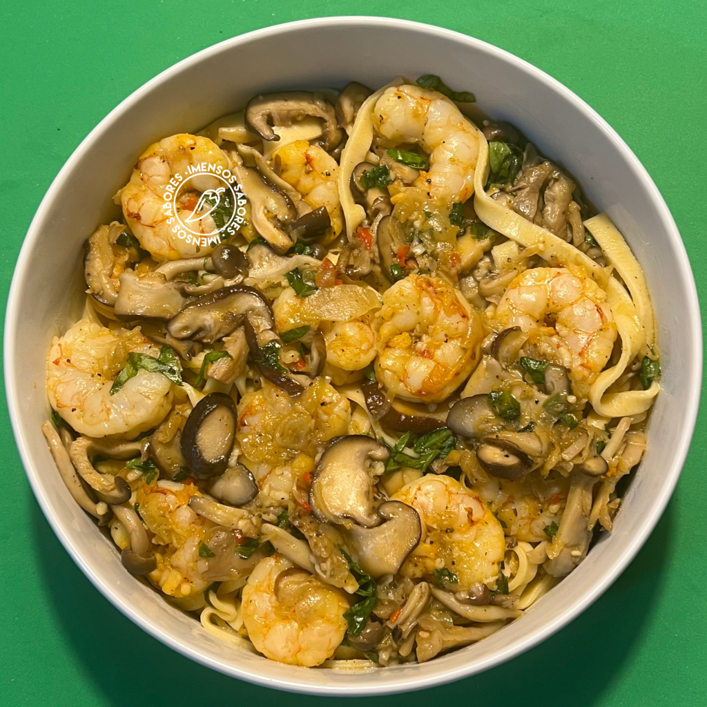 Talharim com camarão e cogumelos