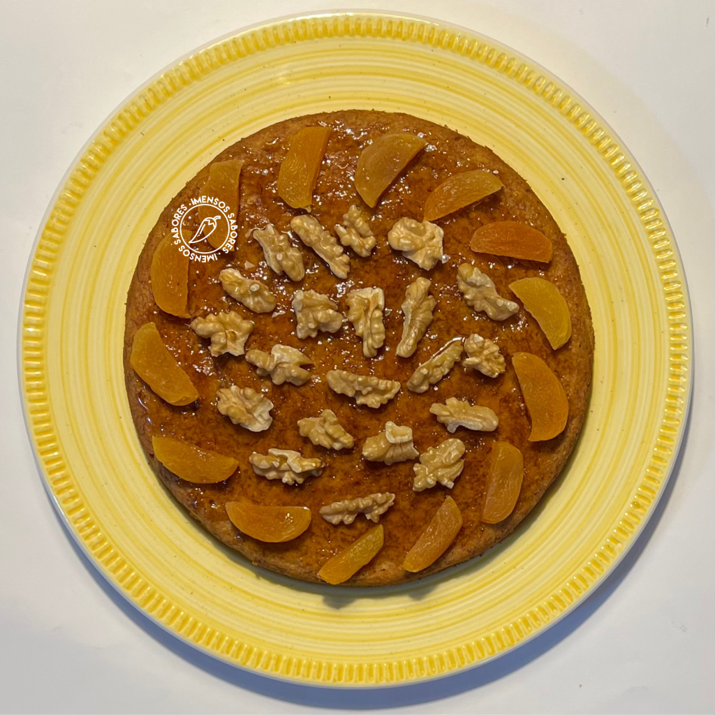 Bolo integral de banana com tangerina, damasco e nozes