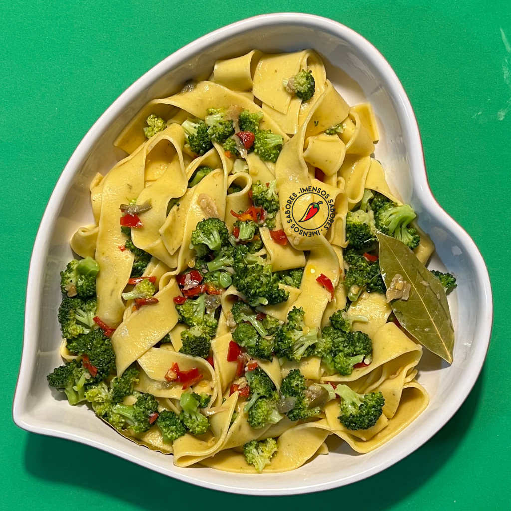 Macarrão caseiro com brócolis e anchovas