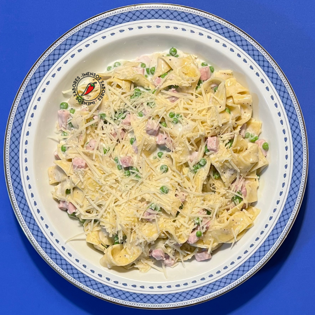 Tagliatelle com ervilhas e presunto cozido