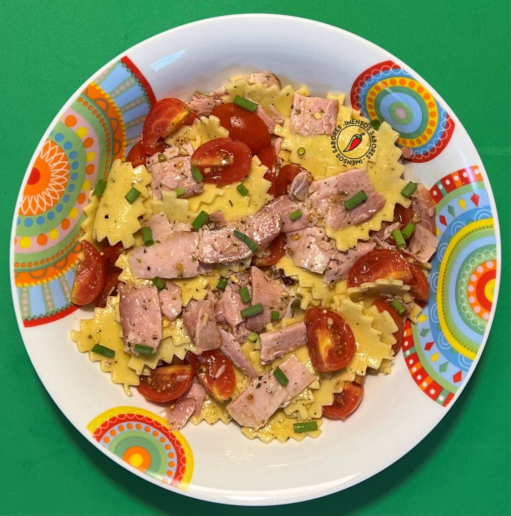 Salada de macarrão com picanha suína defumada