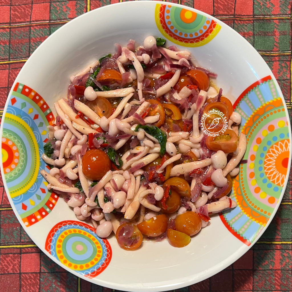Salada de cogumelos marinados com tomates cerejas