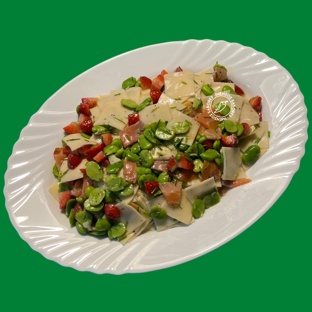 Salada de macarrão caseiro com salmão defumado e favas