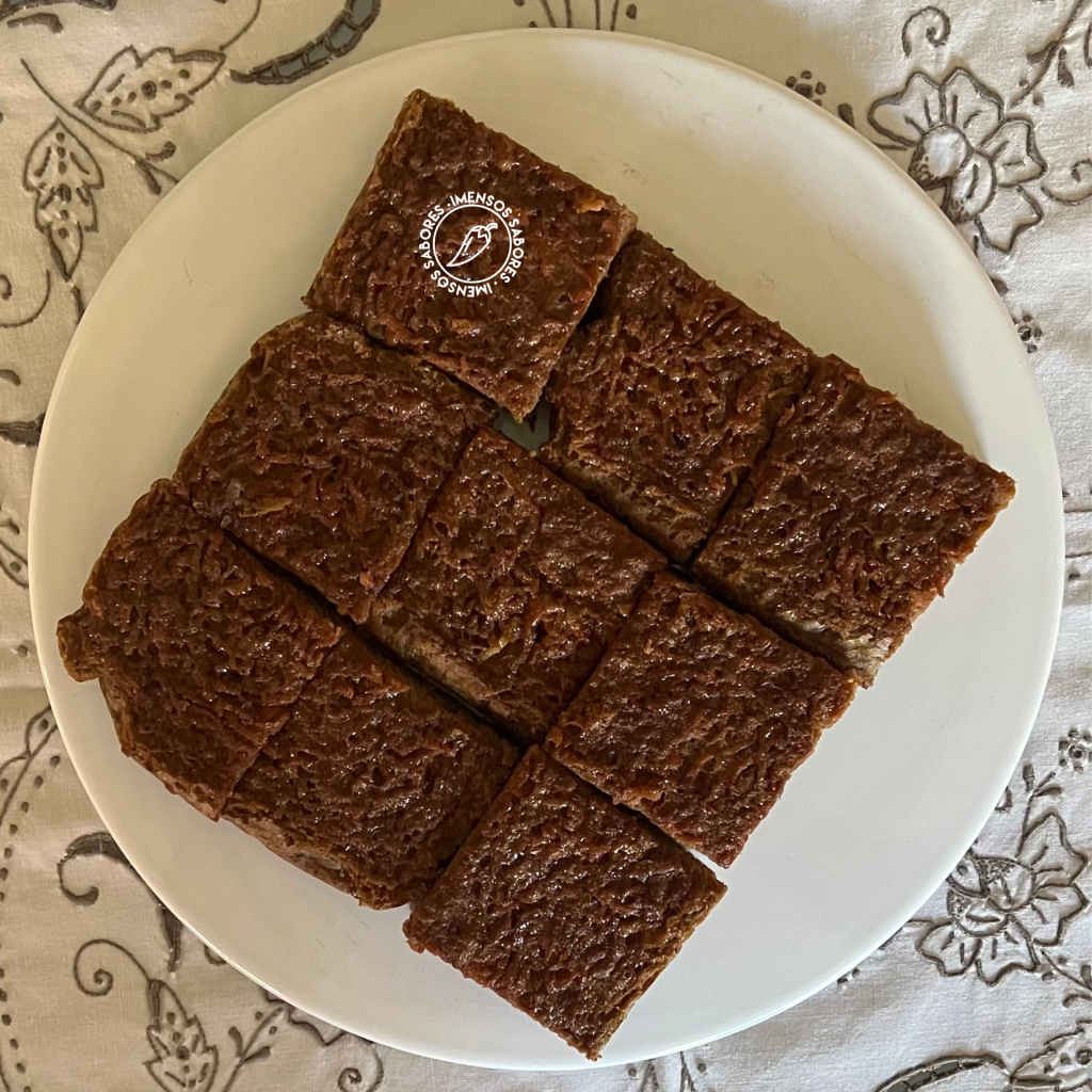 Bolo de cenoura cremoso com quinoa e açúcar de coco