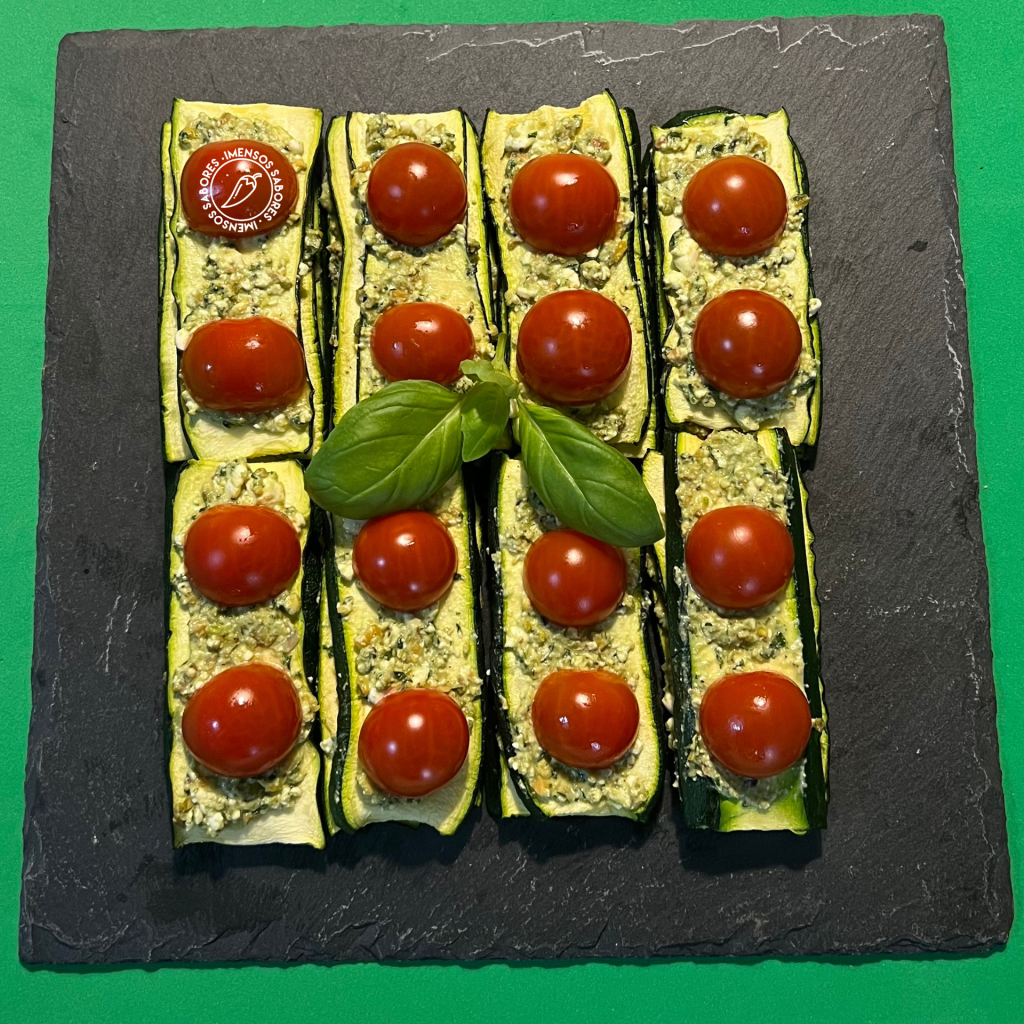 Abobrinha verde (courgette) com pesto de manjericão e queijo cottage