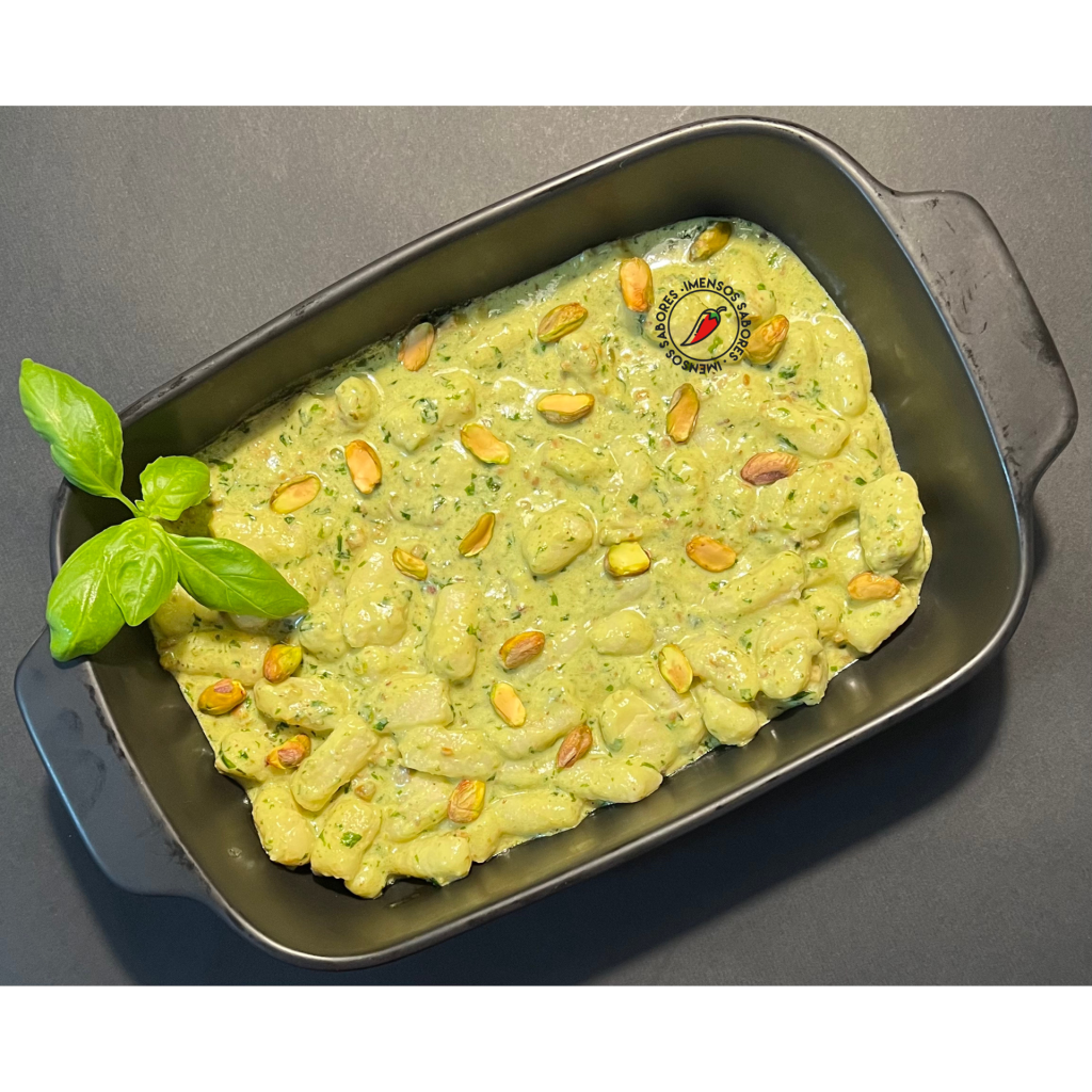 Nhoque de batata assada com pesto de pistaches e burrata
