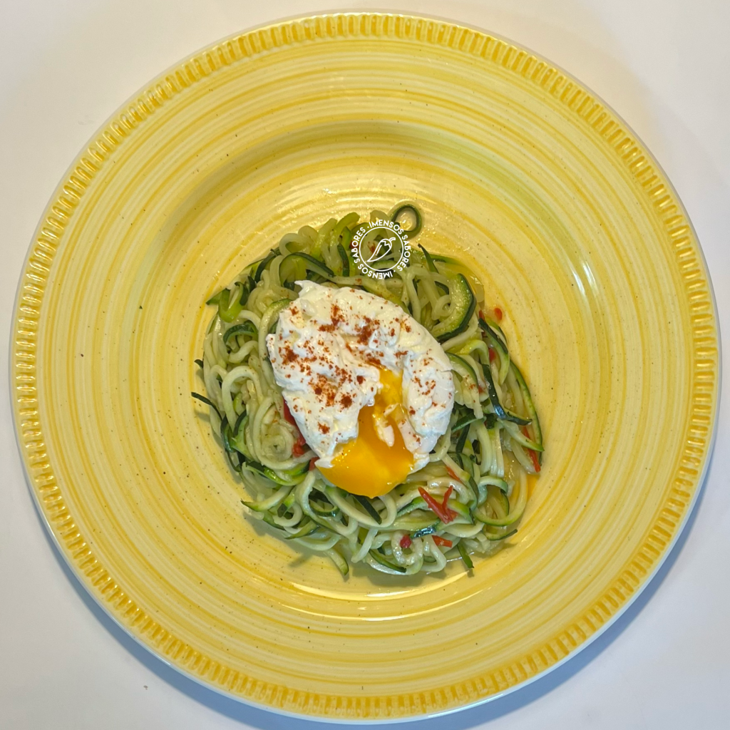 Espaguete de courgette (abobrinha) com alho e pimenta vermelha