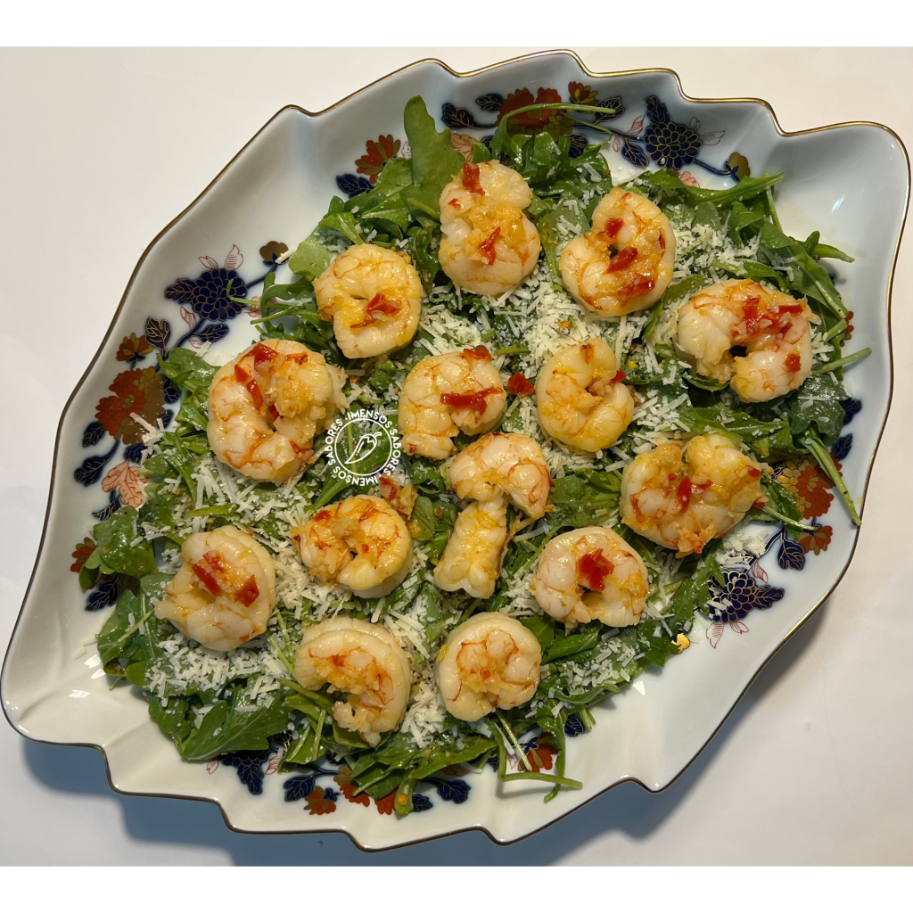 Salada de rúcula com camarão e queijo ralado