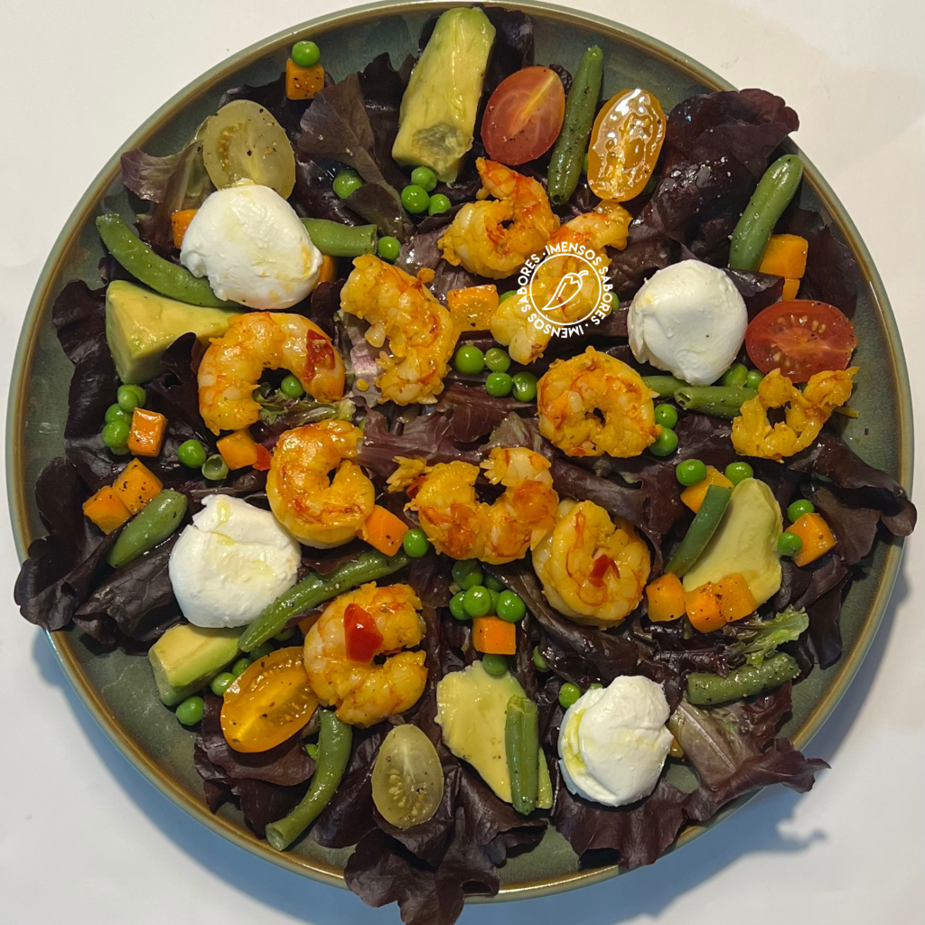 Salada de alface com legumes e camarão