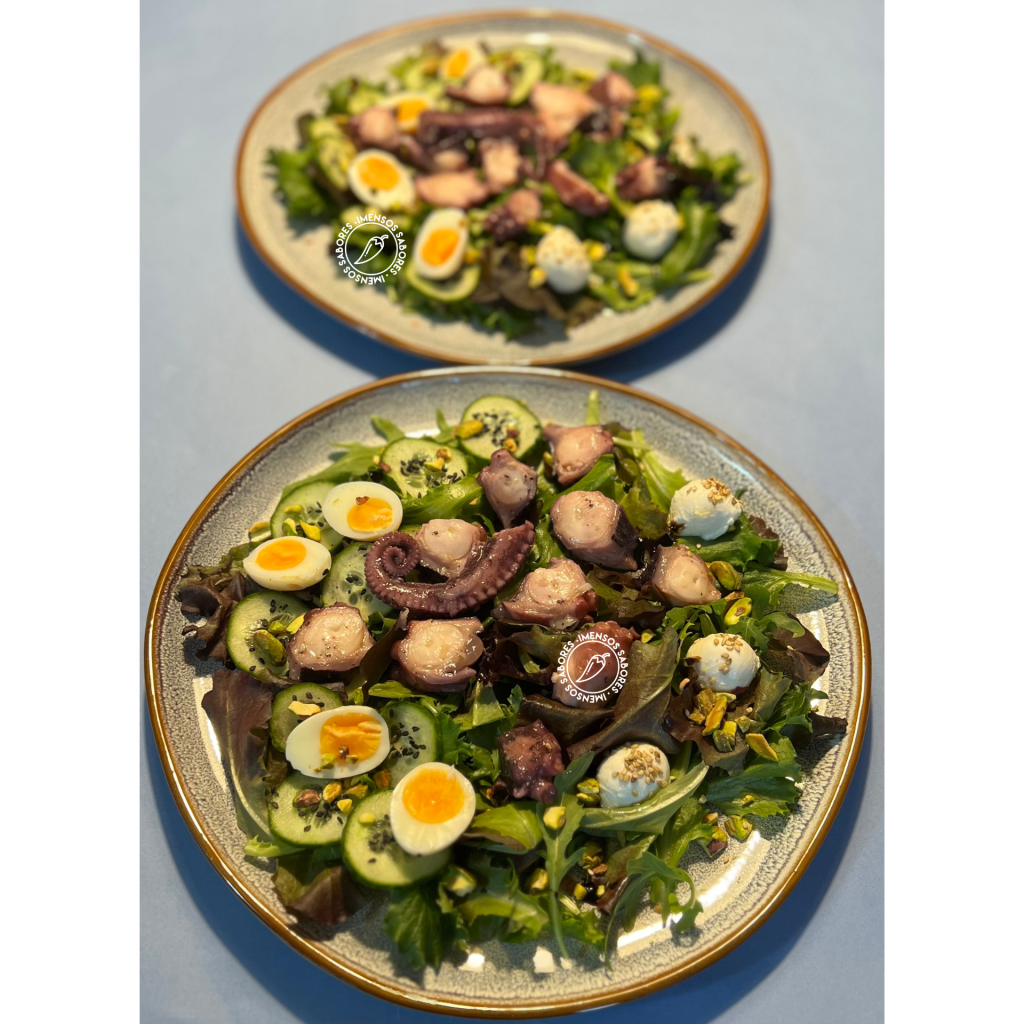 Salada ibérica com polvo, pepino e ovos de codorna