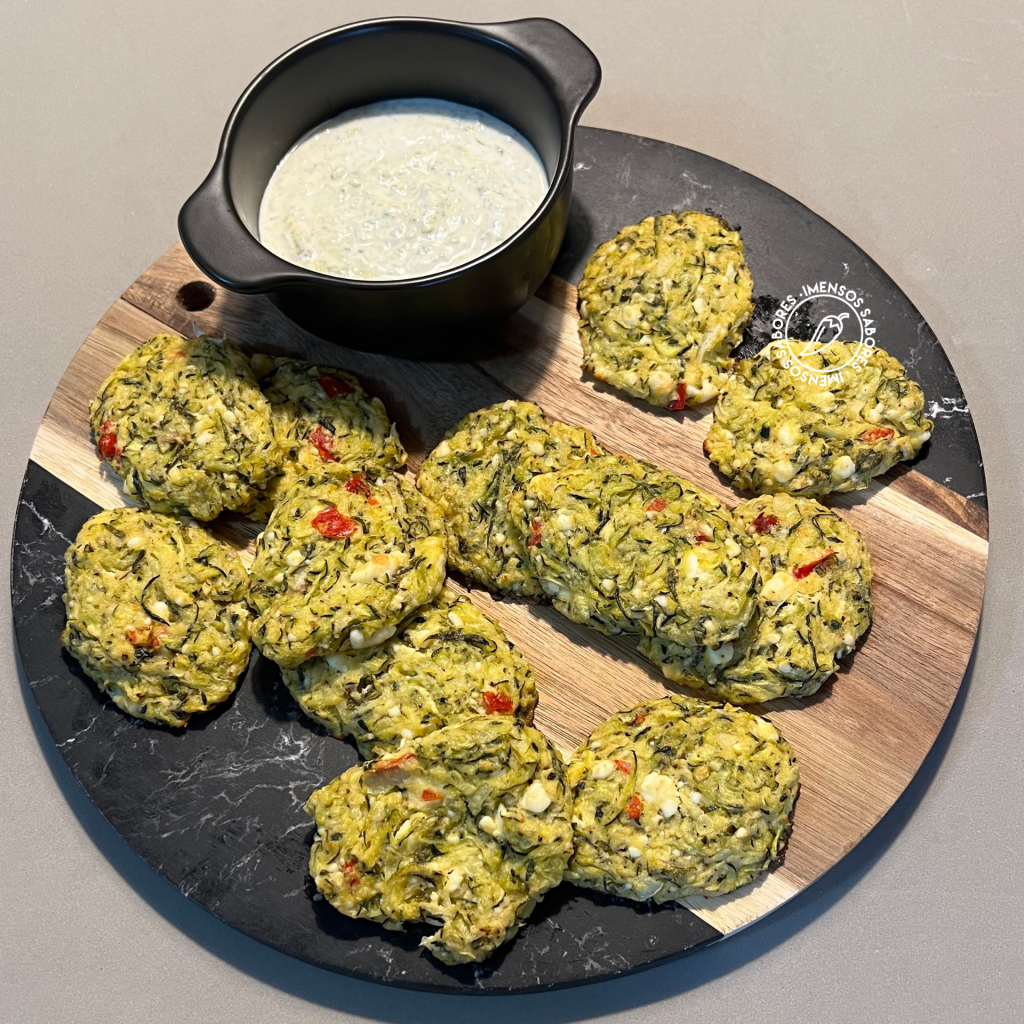 Pataniscas assadas de abobrinha e queijo feta