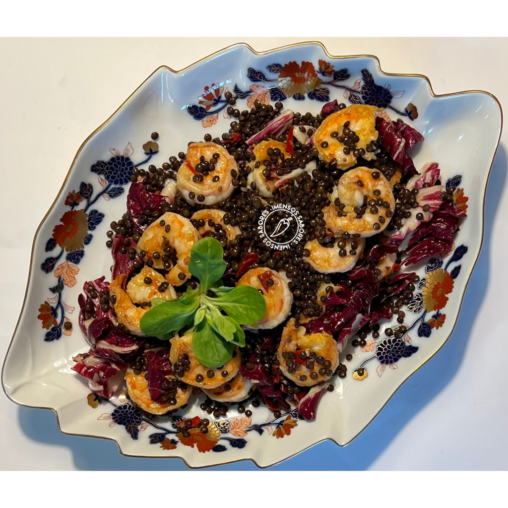 Salada de lentilha beluga (lentilha negra) com camarão e radicchio