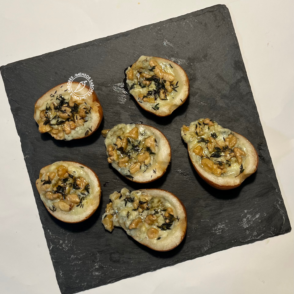 Peras gratinadas com queijo roquefort e nozes