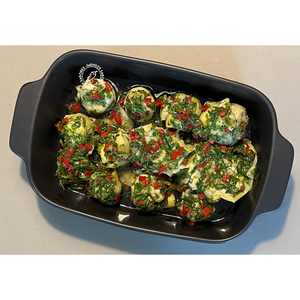 Alcachofras marinadas com alho e ervas