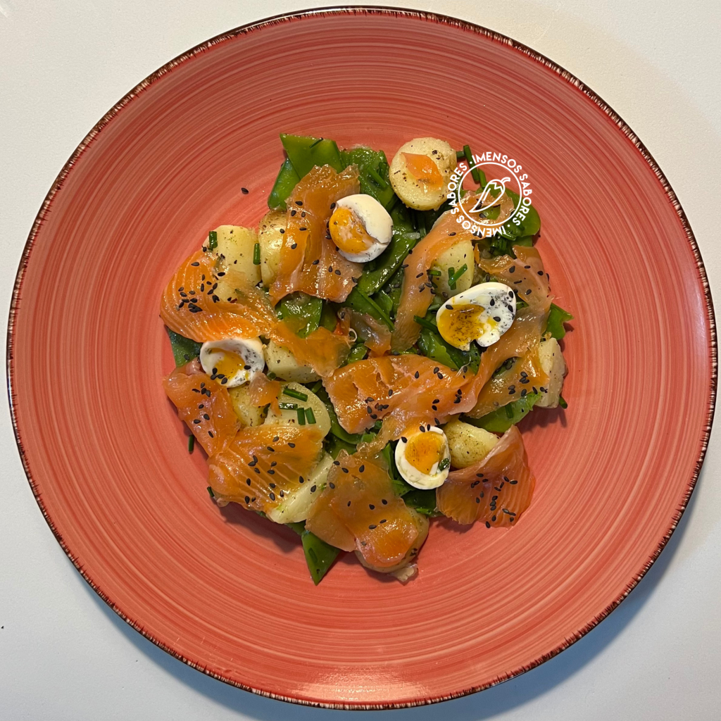Salada niçoise com salmão e ovos de codorna