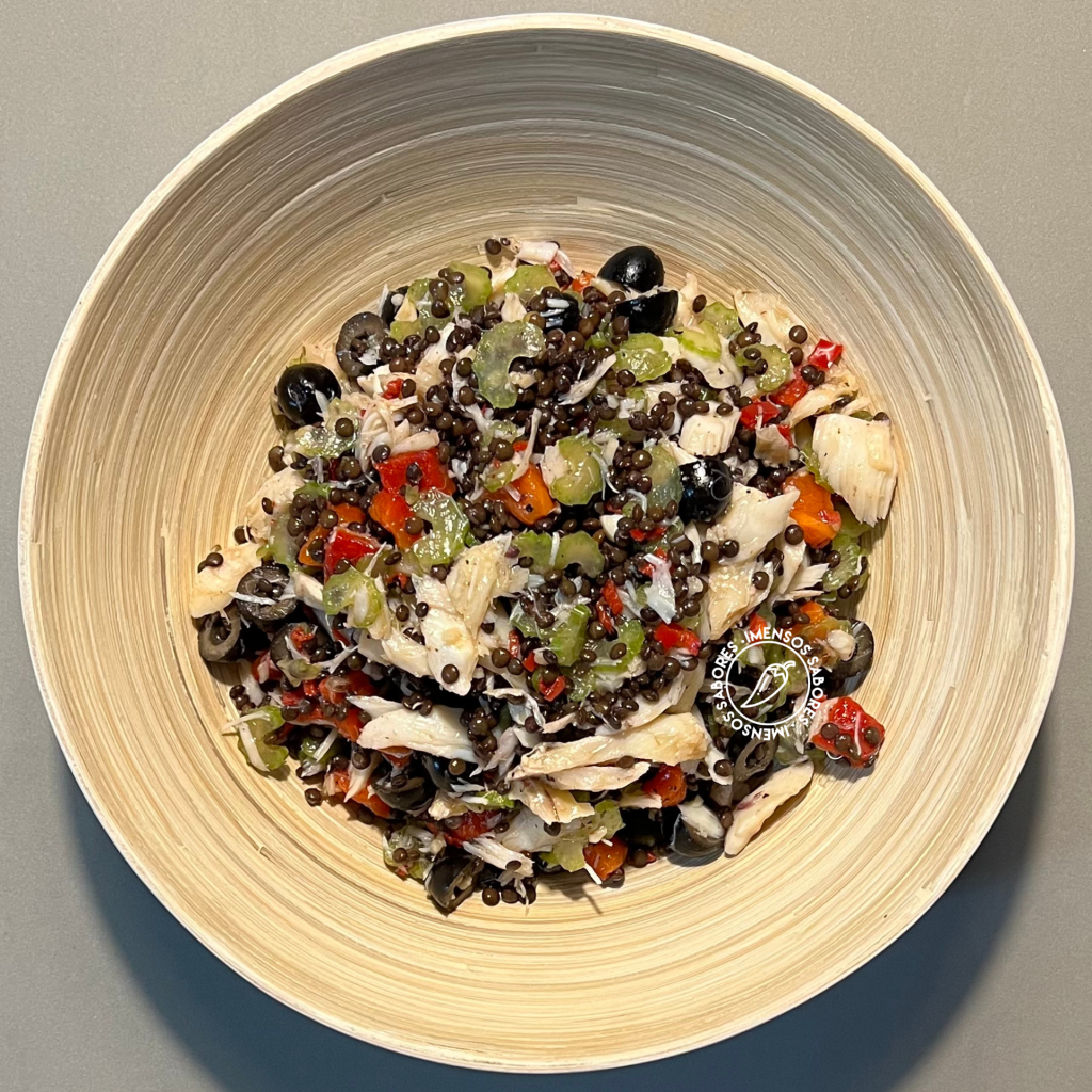Salada de lentilhas beluga (negra) com bacalhau e pimentão