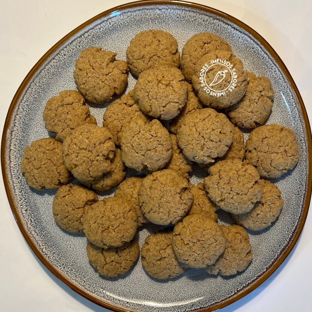 Biscoito integral com especiarias e raspas de cítrico