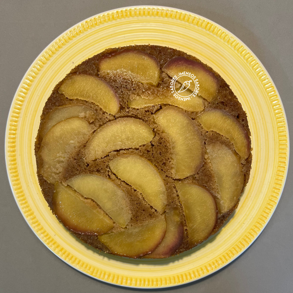 Bolo integral de maçã com açúcar de flor de palma de coco