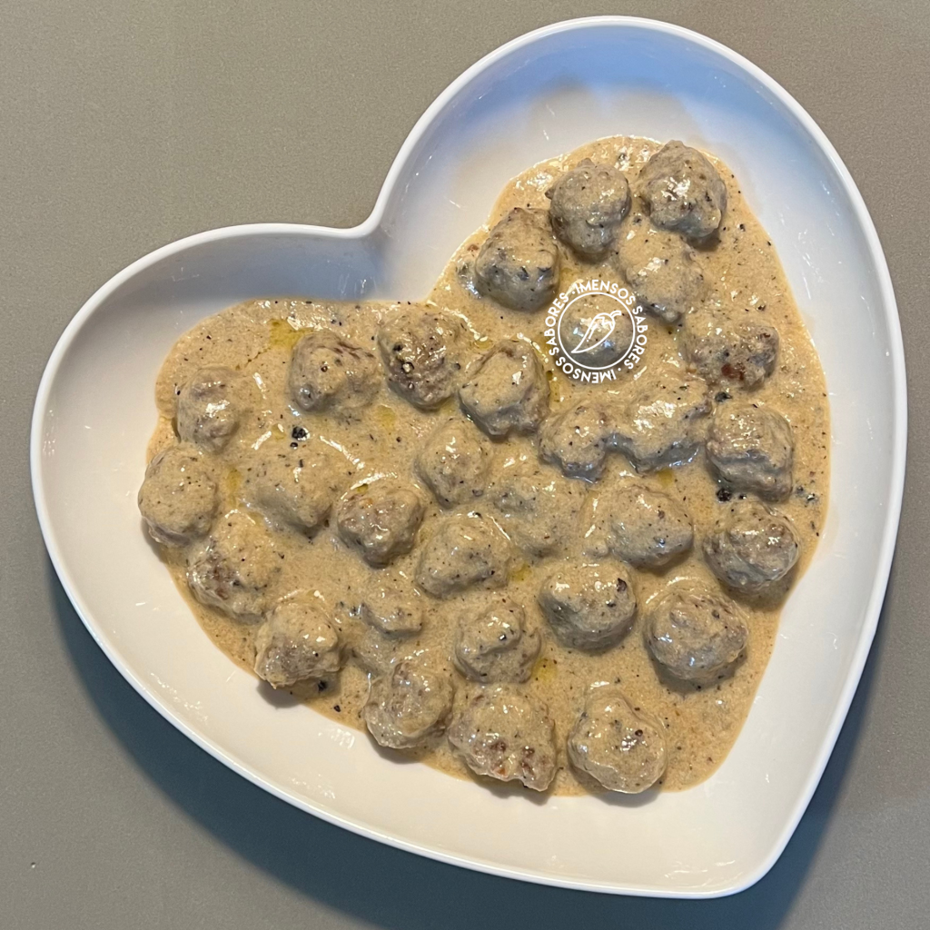 Almôndegas com molho de leite e grãos de pimentas