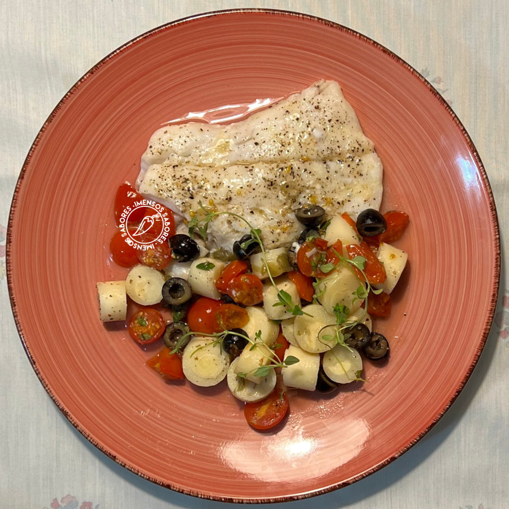 Bacalhau fresco assado com coração de palmito e tomate cereja