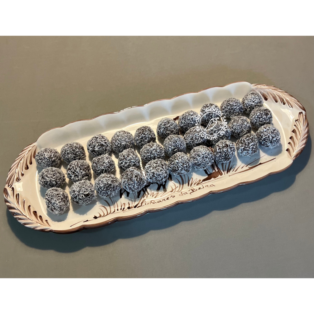 Docinho de amendoim com alfarroba e coco