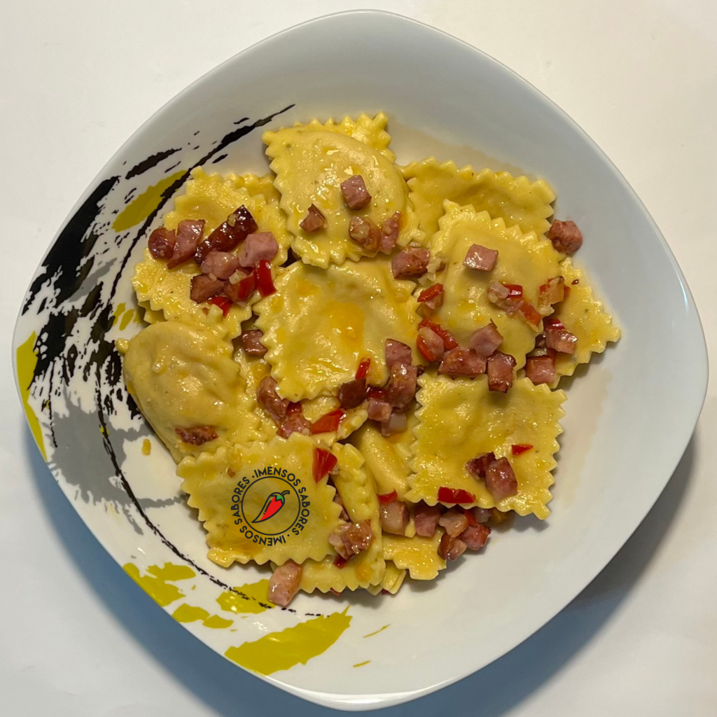 Ravioli de batata-doce com queijo pecorino e bacon
